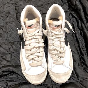 Nike Blazer Mid `77  mens shoe size 7.5 used and comes with no box
